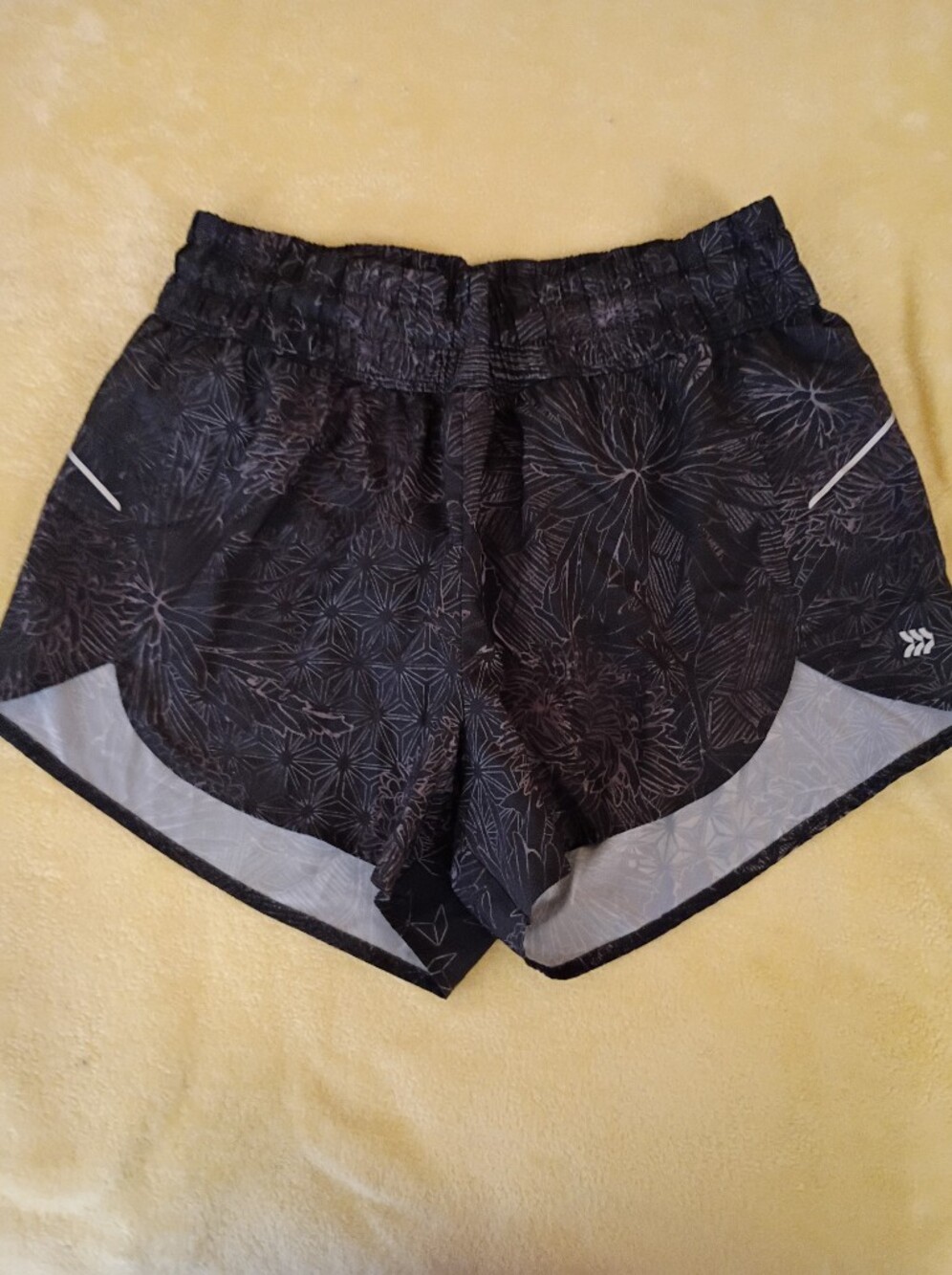 all in motion Black Floral-Print Athletic Shorts, sz M